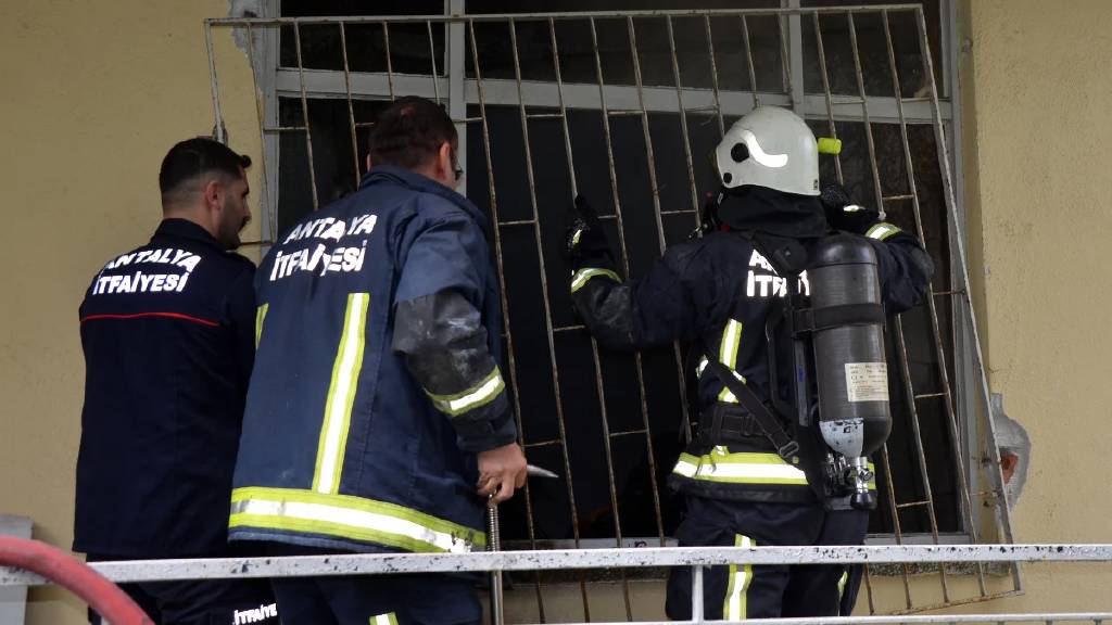 Antalya'da babasıyla tartışan genç, evi yakmaya çalıştı