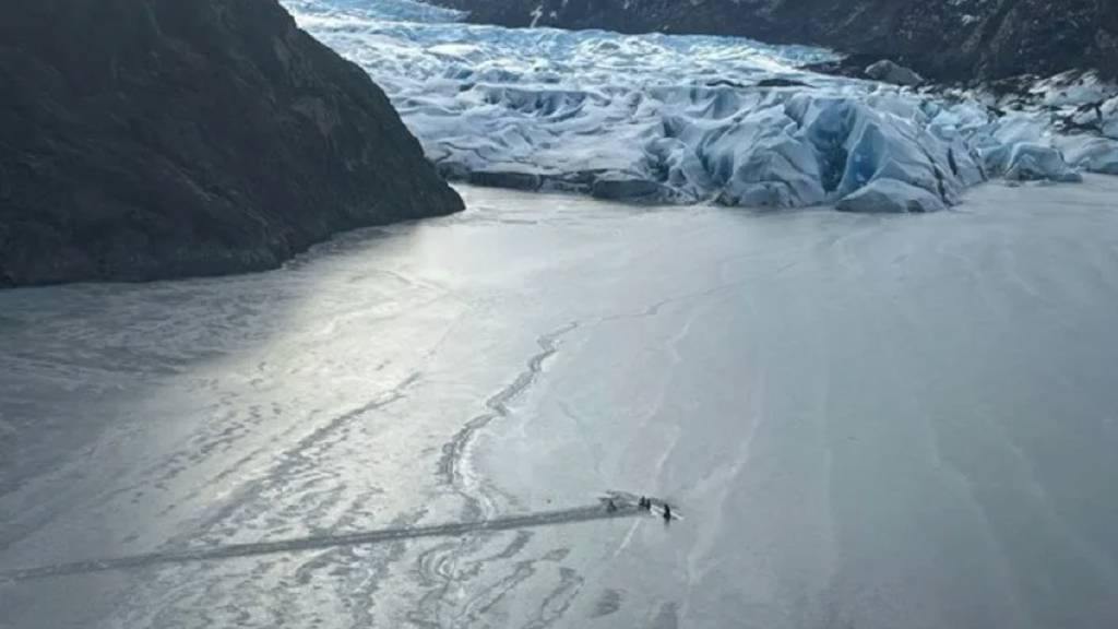 Uçağın kanadında soğukla savaş: Alaska’da 12 saat sonra kurtarıldılar!