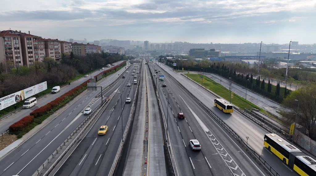 İstanbul'da yollar boş kaldı… Trafik yoğunluğu yüzde 6…