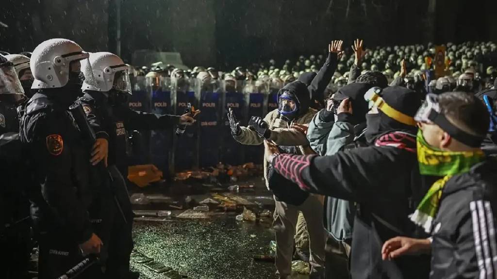 İstanbul'da İmamoğlu'nun tutuklanmasının ardından izinsiz göstericilere operasyon