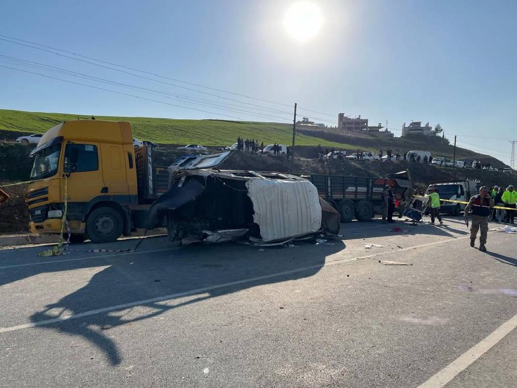 Hatay'da facia! Yolcu servisi, tırla çarpıştı… 6 ölü, 8 yaralı…