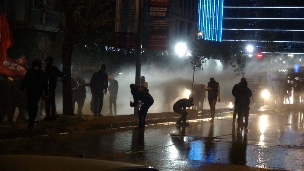 İzmir'de izinsiz eylemlere katılan 10 kişi tutuklandı