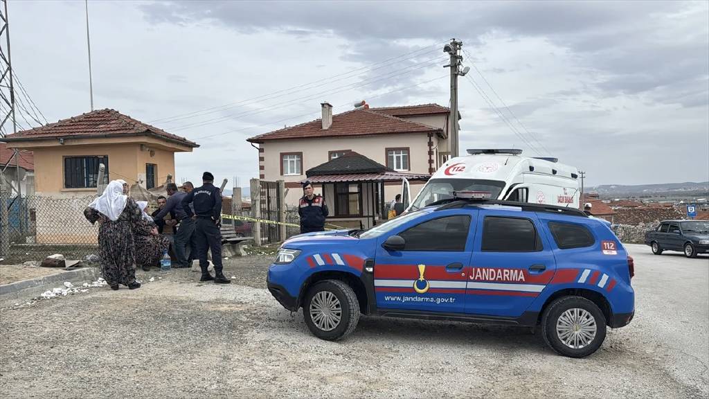 Kütahya'da av tüfeğiyle eşi ve bir şahsı öldürdü