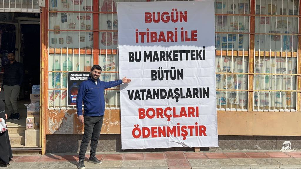 İyilik sessizce geldi! Gizemli hayırsever 400 depremzedenin borcunu ödedi...