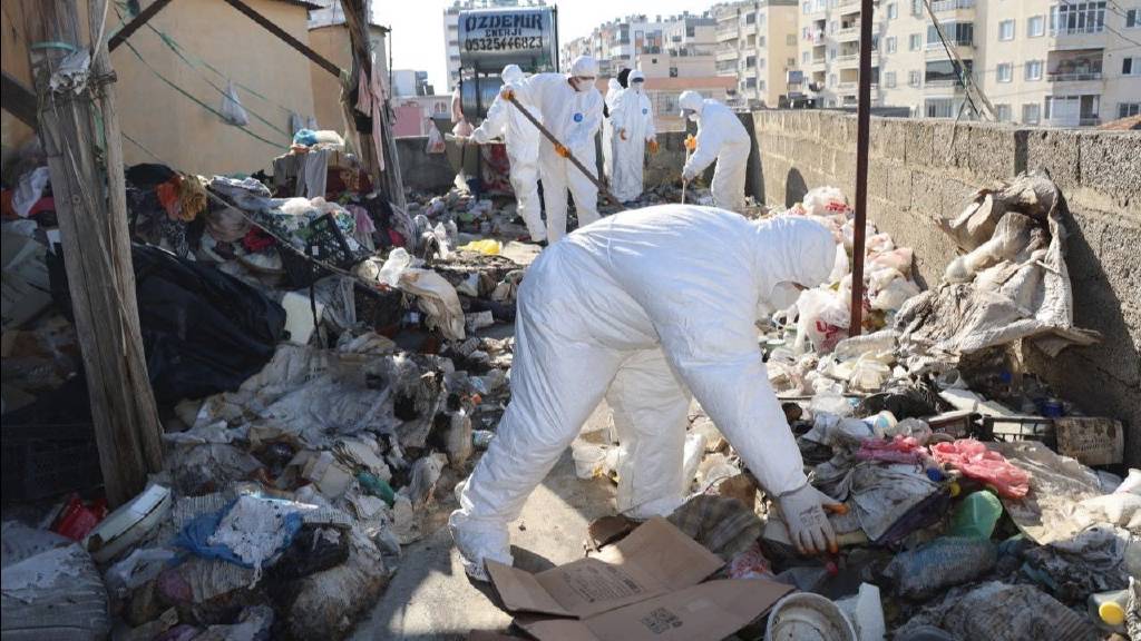 Kamyonlarla taşındı! Mersin'de bir evden 10 ton çöp çıktı...