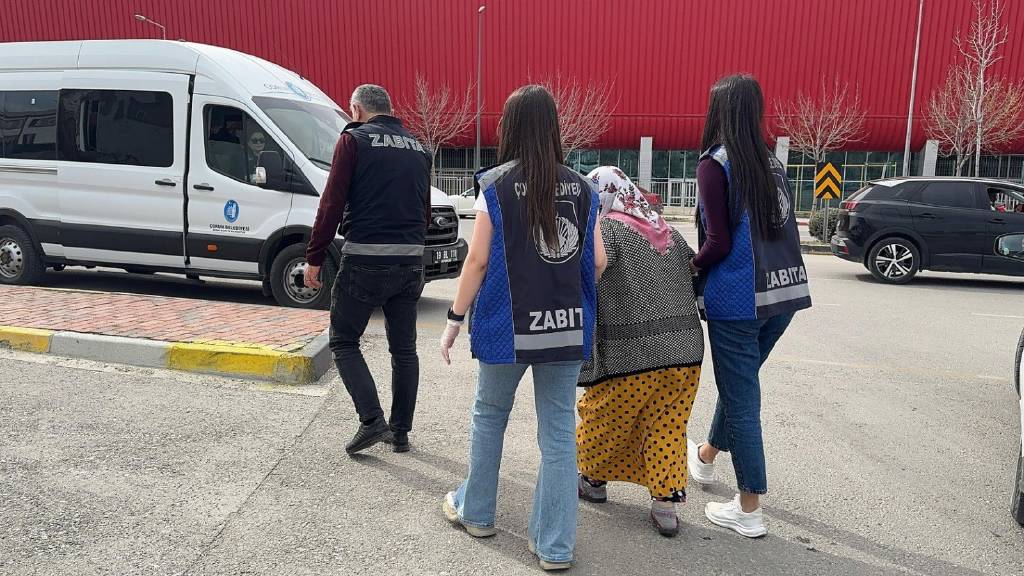 Çorum'da zabıta dilenci kovalamacası: Paralar çoraplardan çıktı
