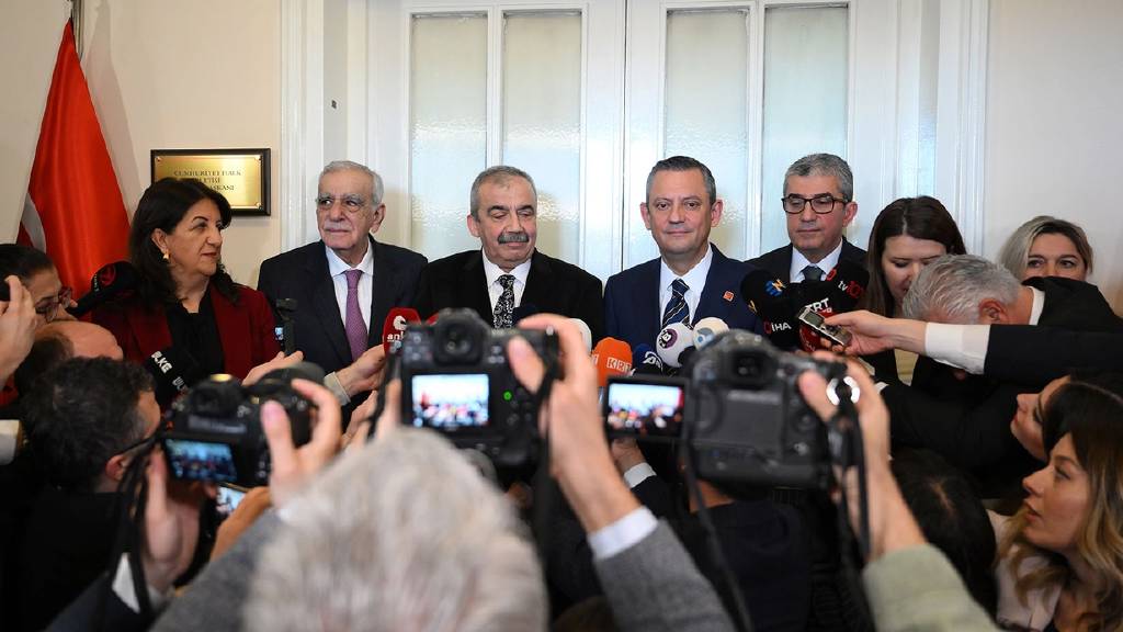 İmralı'nın silah bırakma çağrısı! DEM Parti heyetinin siyasi turu başlıyor...