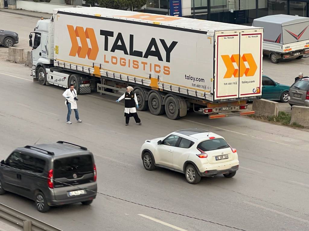 İzmit’te, tırın altında kalan motosikletli hayatını kaybetti