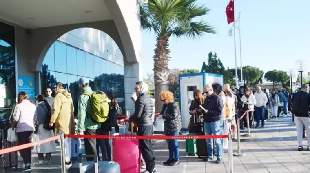Komşudan dikkat çeken karar! Türk vatandaşlarına vize uygulaması 1 yıl uzatıldı…