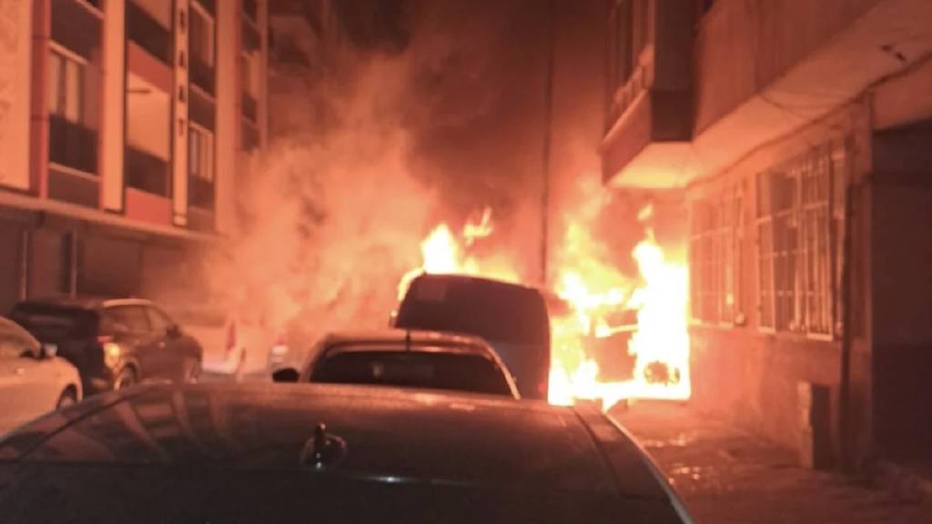 Bahçelievler’de 6 araç alev topuna döndü!