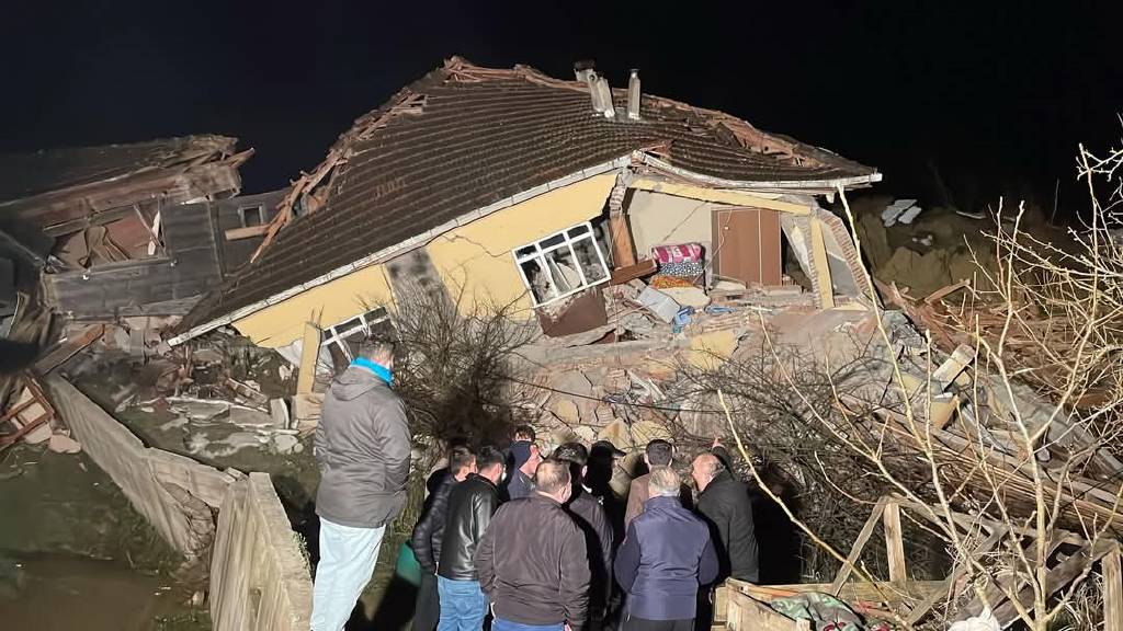 Sinop'ta heyelan! Enkaz altında kalan çift kurtarıldı…