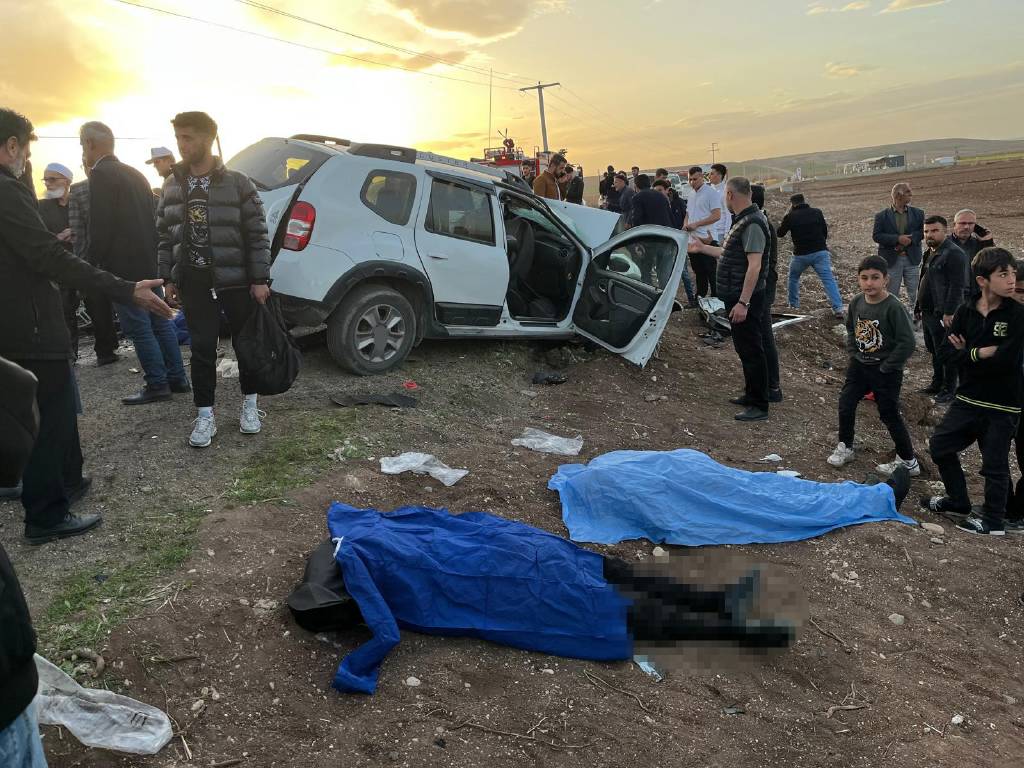 Diyarbakır'da taziye dönüşü katliam gibi kaza! 3 ölü, 4 yaralı…