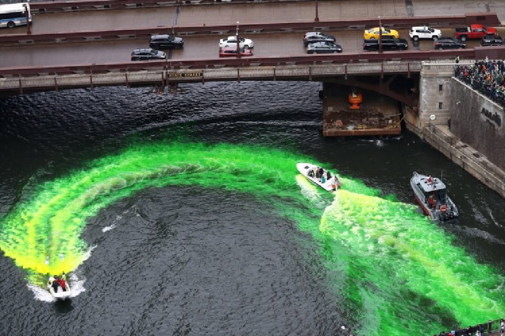 70 yıldır tekrarlanıyor! Chicago nehri yeşile boyandı...