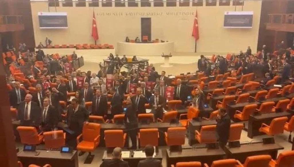 CHP'lilerden Meclis'te İmamoğlu eylemi