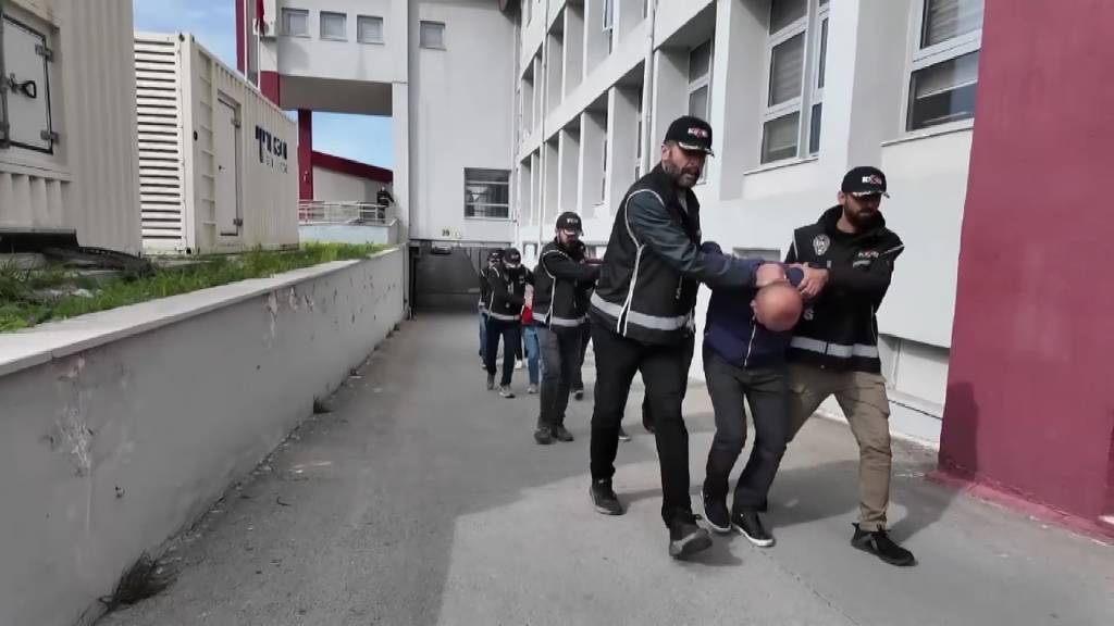 Eski ortağından 20 milyon lira haraç istedi... Kendi kendine ceza kesip otomobilini kurşunlattı...