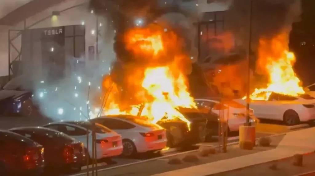 Las Vegas'ta, Tesla araçlar molotof kokteyliyle kundaklandı