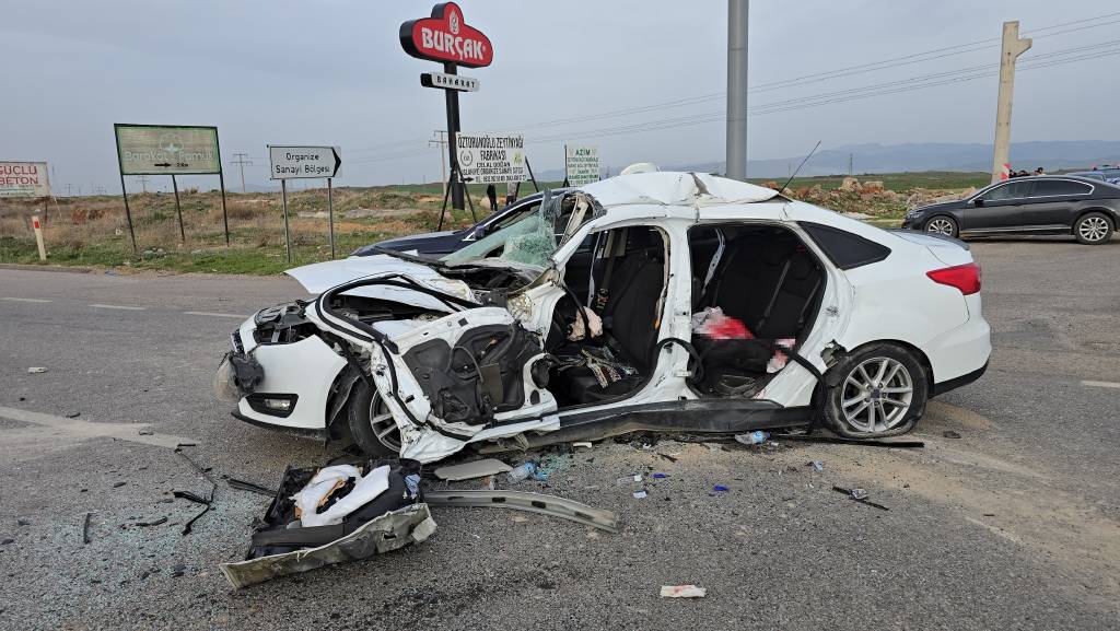 Gaziantep'te iş makinesi ile otomobil çarpıştı: 1 ölü, 4 yaralı