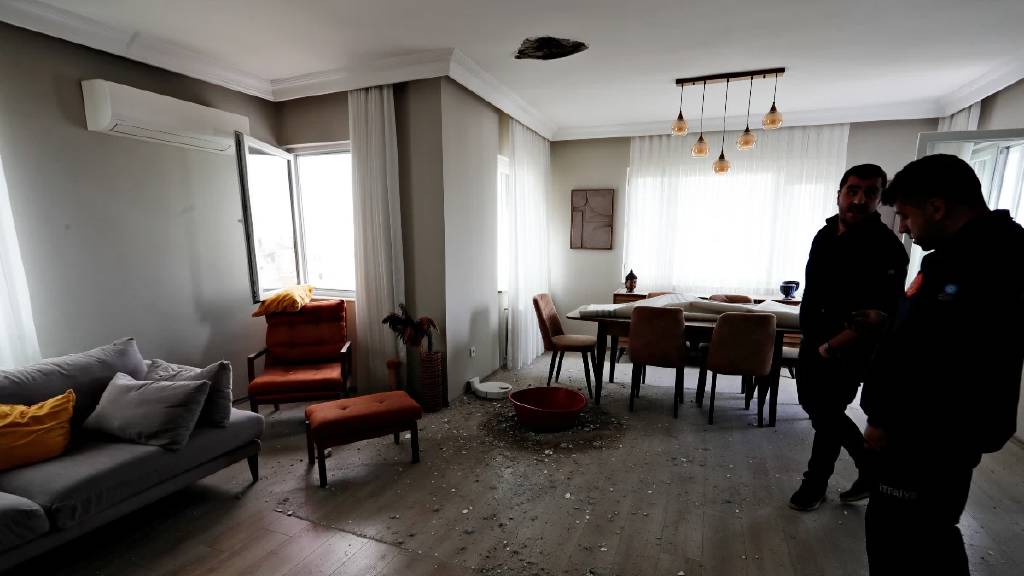 Antalya'da binaya yıldırım düştü, evin tavanı delindi!