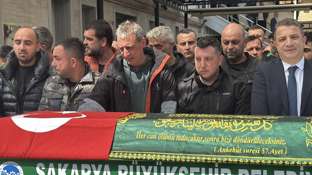 En acı bayram: Oğluna son görevini yapan baba, yürekleri sızlattı