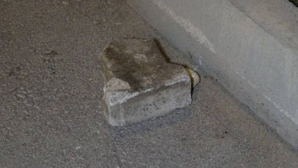 Antalya'da göstericiler polise parke taşı ile saldırdı