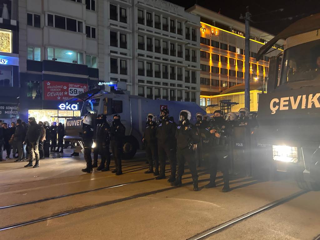 Eskişehir'de patlayıcı madde atan gruba polis ekipleri müdahale etti