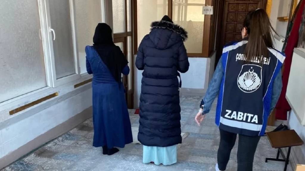 Zabıtayı gören dilenciler camiye kaçıp namaza durdu