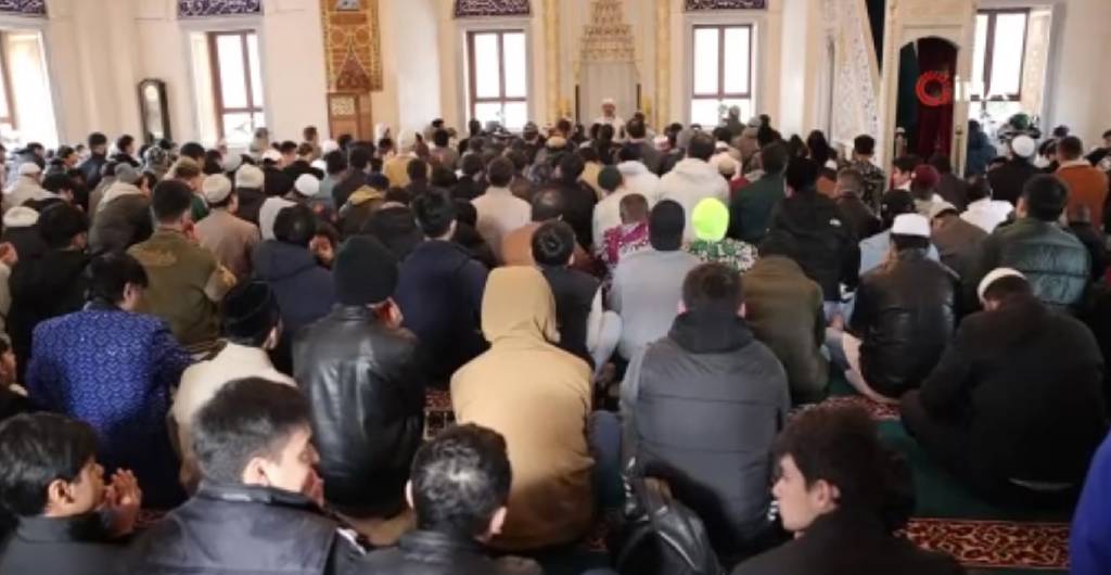 Japonya'da bayram namazı 3 kez kılındı…