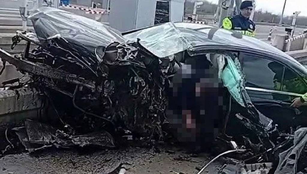 Lüks otomobil bariyerlere ok gibi saplandı! Karı-koca hayatını kaybetti...