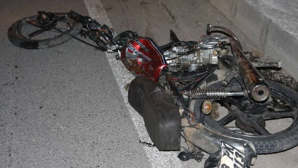Katliam gibi kaza! Motosiklet parçalandı, 2 kişi hayatını kaybetti...