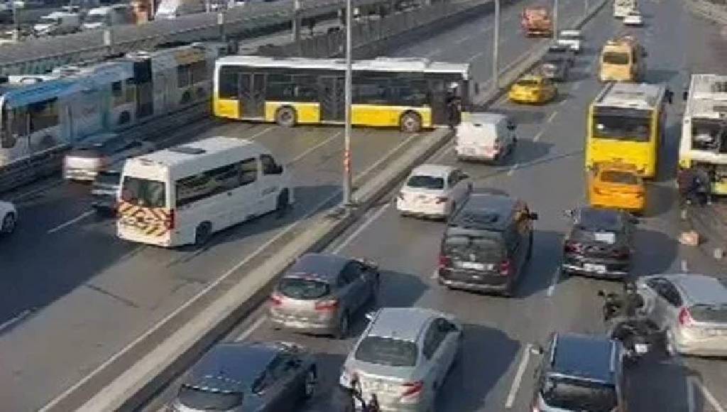 Trafiği kilitleyen kaza! İETT otobüsü iki araca çarptı...