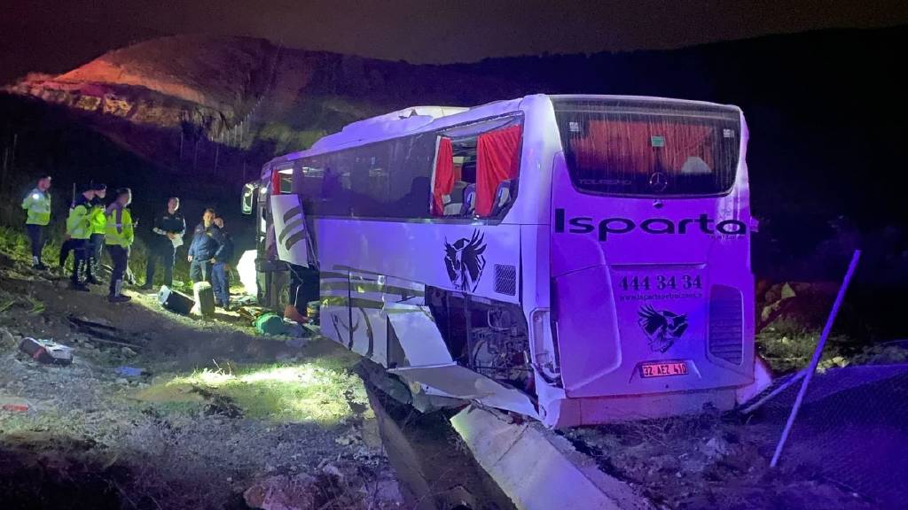 Aydın'da yolcu otobüsü şarampole devrildi: 1 ölü, 32 yaralı