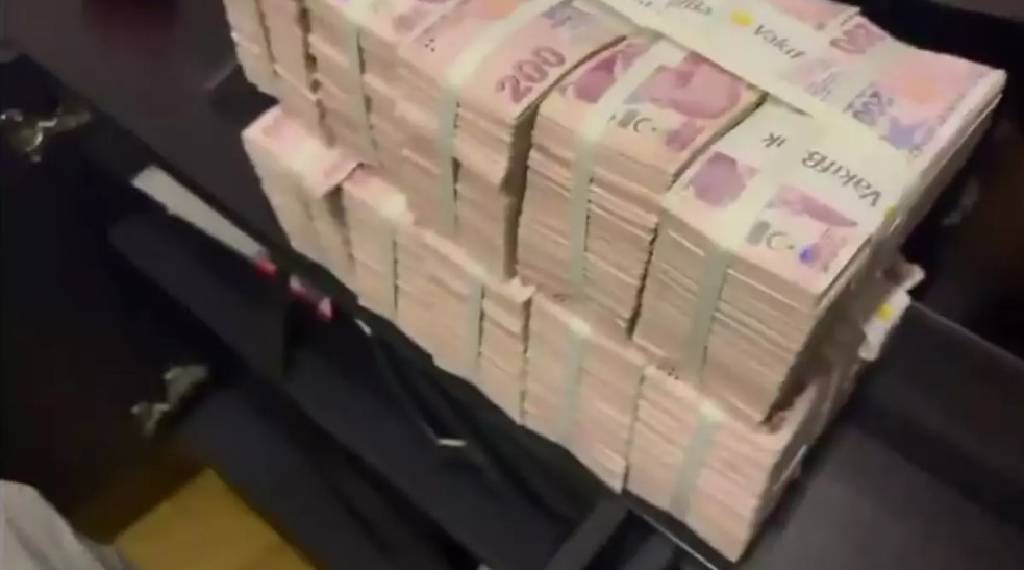 İBB merkezli operasyon! İki ismin evinden balya balya para çıktı