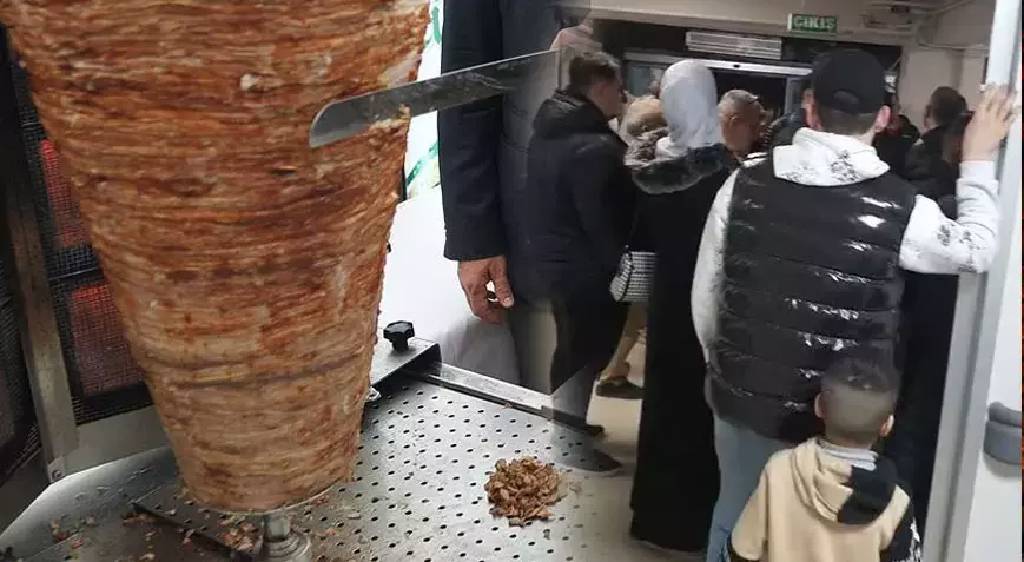 Tavuk döner faciaya dönüştü! "Bir dürüm yedik ne hallere düştük"