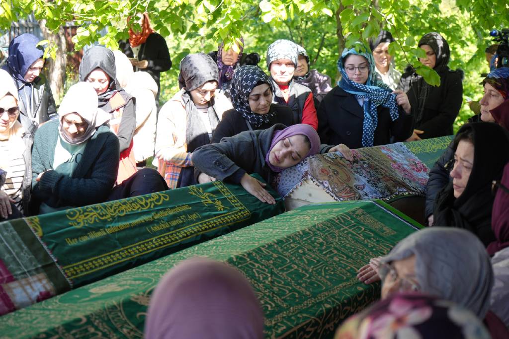 Samsun’daki heyelan faciasında ölen baba ile iki çocuğuna veda…