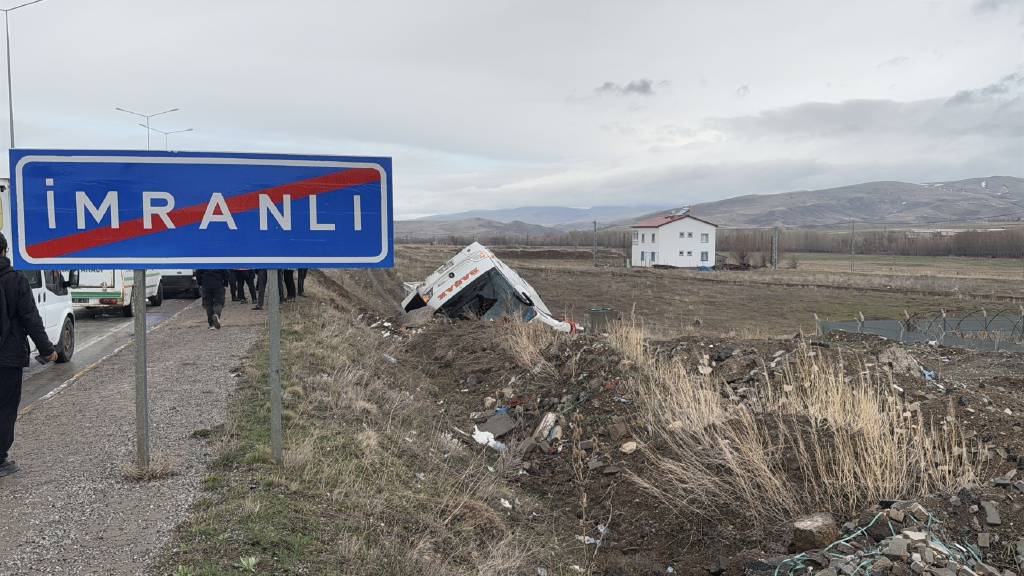 Sivas’ta yolcu otobüsü tarlaya devrildi: 2 ölü, 25 yaralı