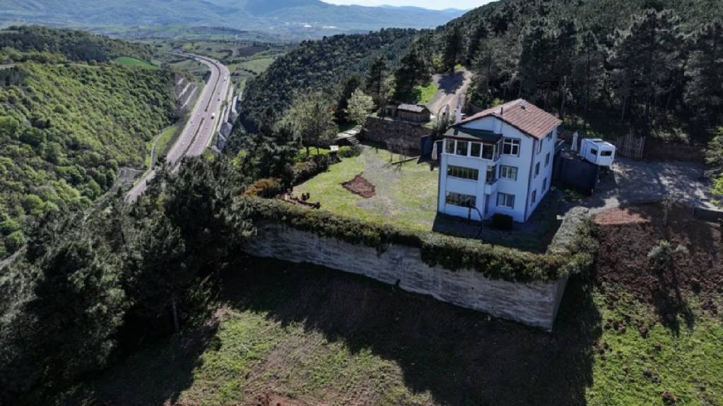Sahibi merak ediliyordu! "Herkesten nefret ediyorum evi" satılıyor...