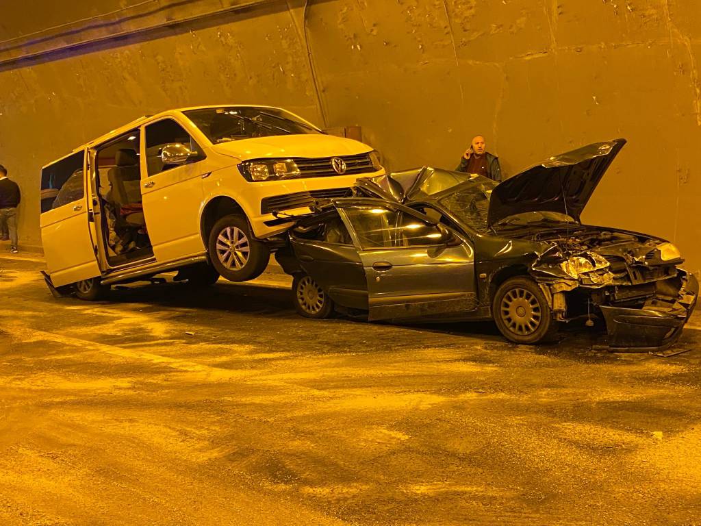 TEM'de 8 araç, zincirleme kazaya karıştı: 8 yaralı