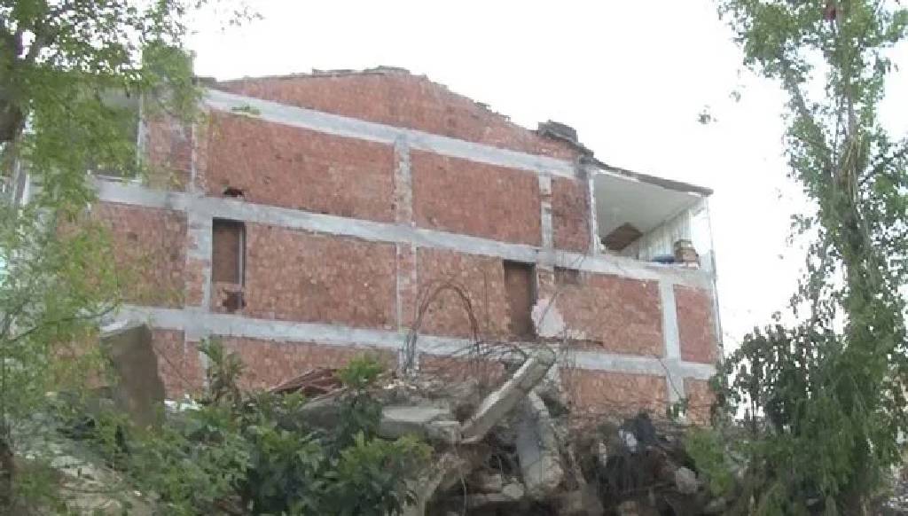 İstanbul’da şaşırtan görüntü! Yıkılan binanın duvarını komşu daire kullanıyormuş...