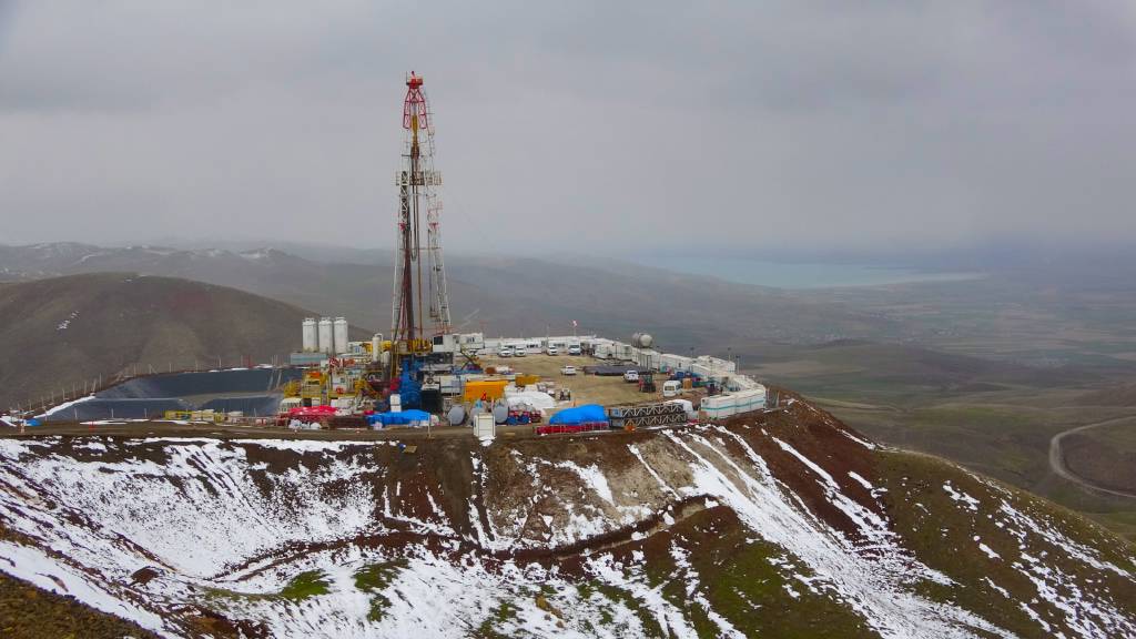Van'da petrol arayışı… 200 tonluk dev sondaj kulesi kuruldu!