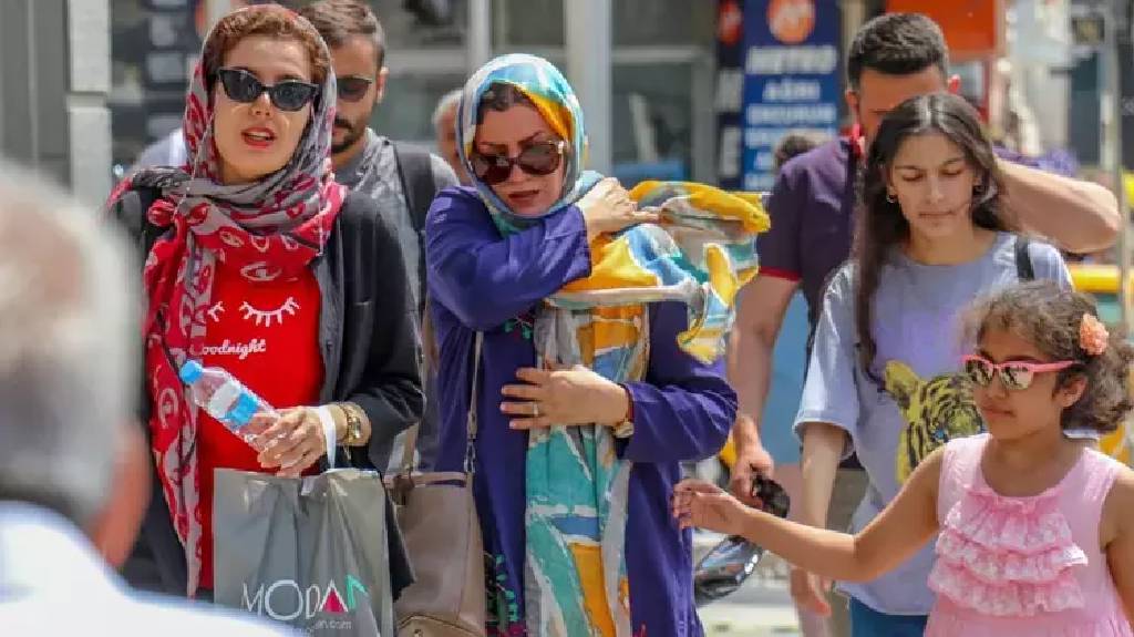 İranlı turistlerden Van'a 3 ayda 80 milyon dolarlık katkı! Tahran-Van trenine akın ettiler...