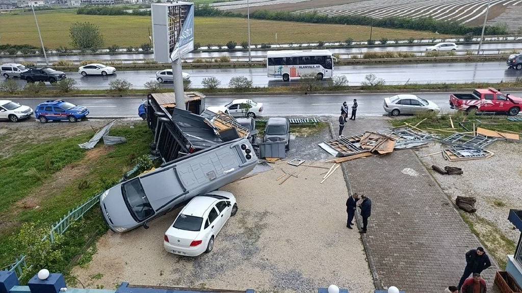 Antalya'da hortum: İki tonluk bungalovu sürükledi