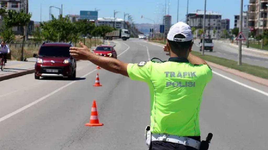 Trafik ihlallerine yeni düzenleme! Aşırı hız, ışık ihlali ve hatalı şerit değiştirene ceza artıyor!