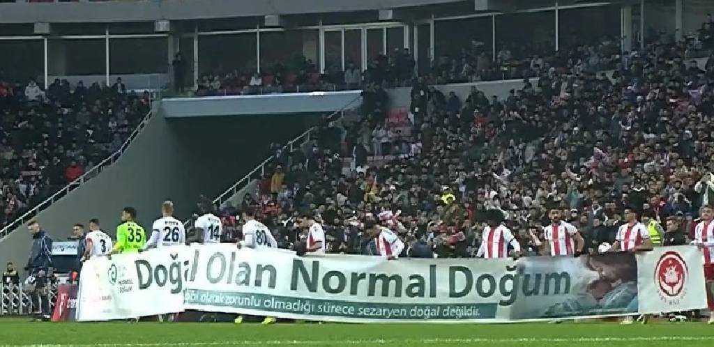 Sivasspor'un normal doğum pankartı gündeme oturdu! Kadınlar ‘siz doğurabilirsiniz’ diyerek, tepki gösteriyor…