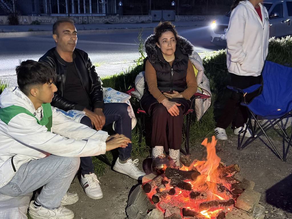İstanbul’da deprem gecesi! Parklar doldu, alevler gökyüzüne yükseldi…