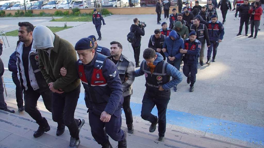 Kapıkule'de rüşvet operasyonu: 23 gümrük muhafaza memuru tutuklandı