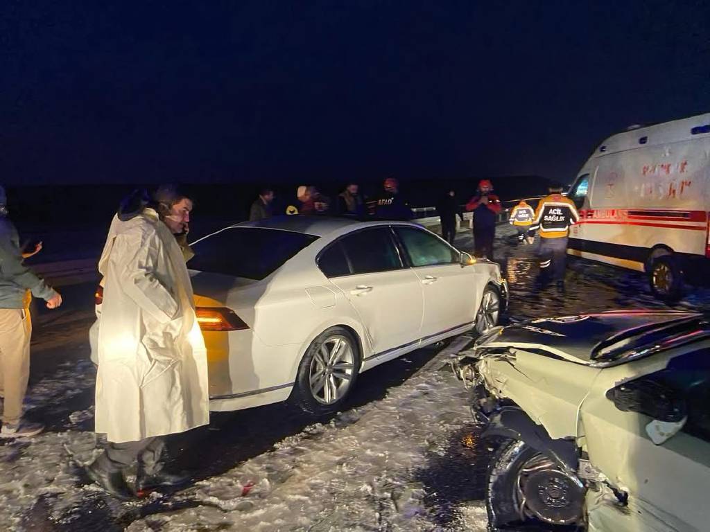 Aksaray’da, 12 aracın karıştığı zincirleme kaza: 10 yaralı