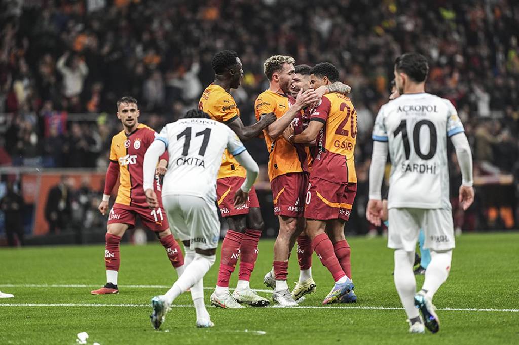 Galatasaray evinde yıldızlarıyla güldü