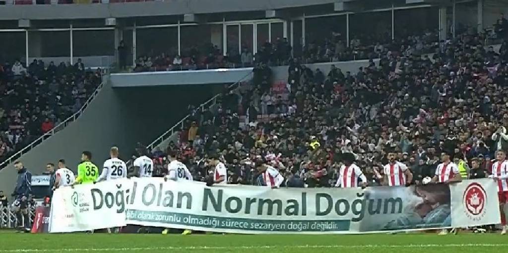 Türkiye’nin konuştuğu pankartla ilgili Sağlık Bakanlığı’ndan ‘normal doğum’ açıklaması geldi! 