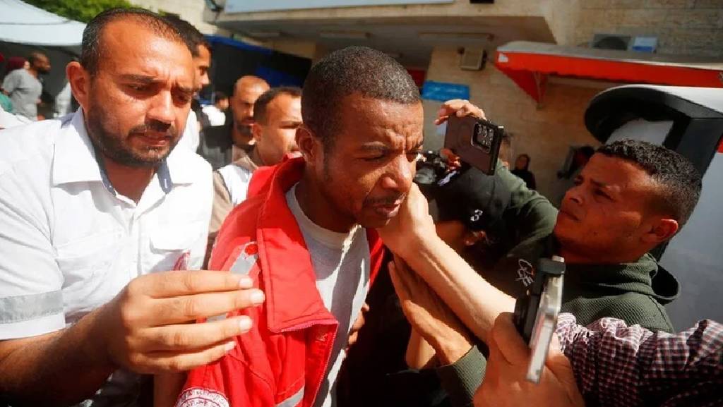 Katliamdan sağ kurtuldu, 37 gün esir tutuldu: Filistinli sağlık çalışanı serbest bırakıldı