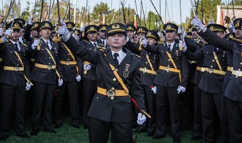 CHP’den ihraç edilen teğmenlere destek: Tazminatları vekiller ödeyecek!